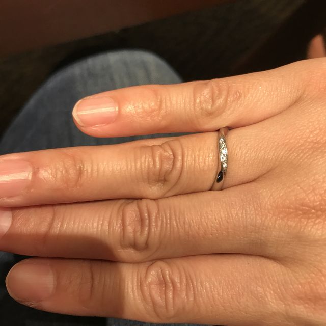 【銀座ダイヤモンドシライシの口コミ】 仕事上派手なのはつけられないため、少し落ち着いている指輪を探していた…