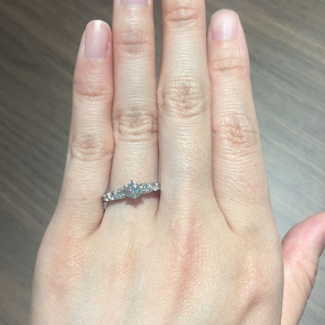 【ROYAL ASSCHER(ロイヤル・アッシャー)の口コミ】 有名ブランドやカッターズブランドをなど比較し、ダイヤの綺麗さにこだわ…