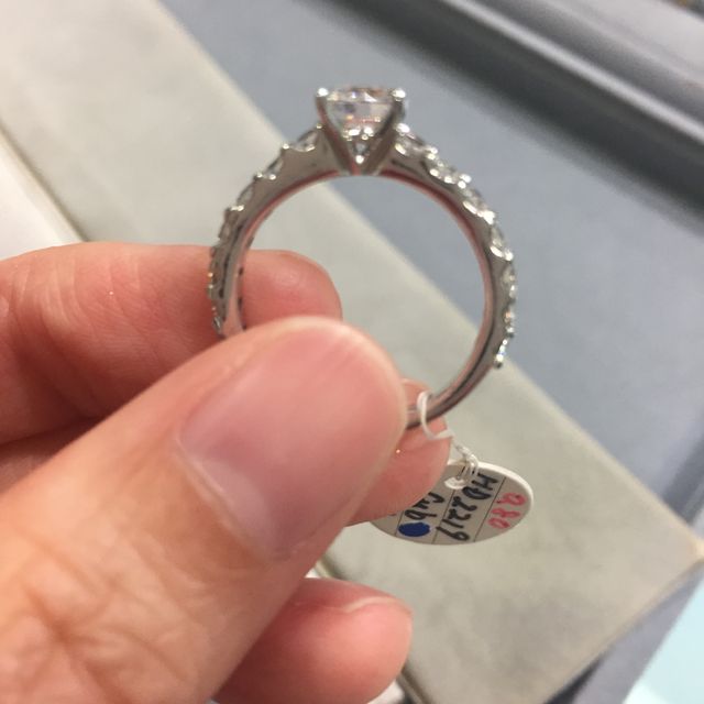 【宝寿堂(ほうじゅどう)の口コミ】 ブランドの指輪にするか、ダイヤのカラットにこだわるかで悩みました。ダ…