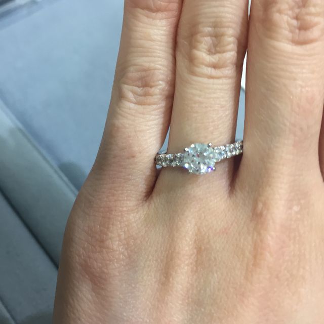 【宝寿堂(ほうじゅどう)の口コミ】 ブランドの指輪にするか、ダイヤのカラットにこだわるかで悩みました。ダ…