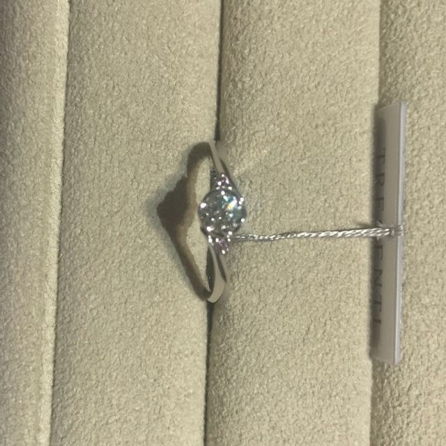 【TRECENTI(トレセンテ)の口コミ】 中央のダイヤモンドが花びらをモチーフにしたデザインで可愛らしさがあり…