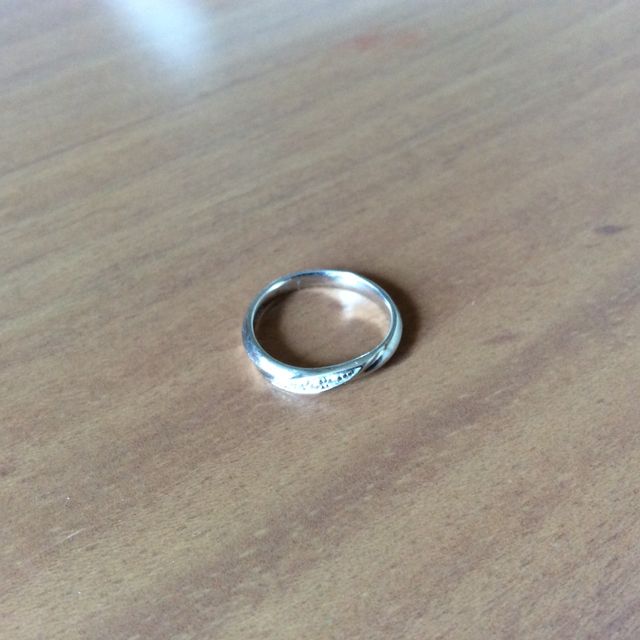 【アイプリモ(I-PRIMO)の口コミ】 旦那にもらった婚約指輪と重ね付けできるように、細めのリングで派手すぎ…