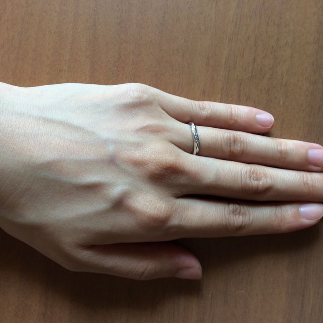 【アイプリモ(I-PRIMO)の口コミ】 旦那にもらった婚約指輪と重ね付けできるように、細めのリングで派手すぎ…