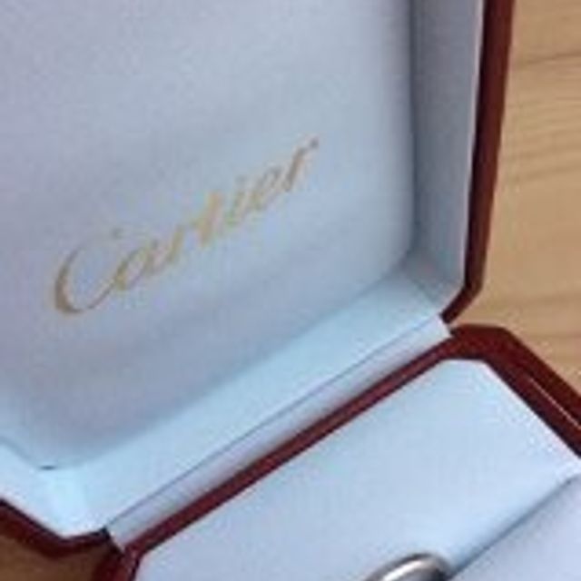 【カルティエ(Cartier)の口コミ】 一生身につけるものなので、あまり特異なデザインのものではなく、シンプ…