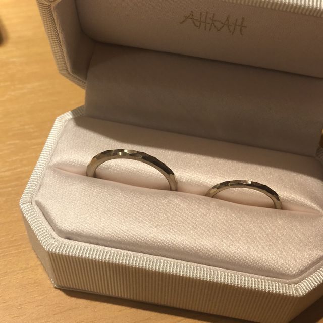 【AHKAH(アーカー)の口コミ】 いかにも結婚指輪！感が出るのが嫌だったので理想通りのシンプルで華奢な…