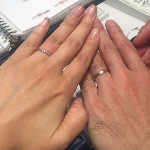【銀座ダイヤモンドシライシの口コミ】 ストレートでダイヤが入っているもので探していたのですが、派手すぎずダ…