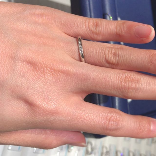 【銀座ダイヤモンドシライシの口コミ】 最初は斜めにダイヤが入った指輪がデザイン性が高く気になっていましたが…