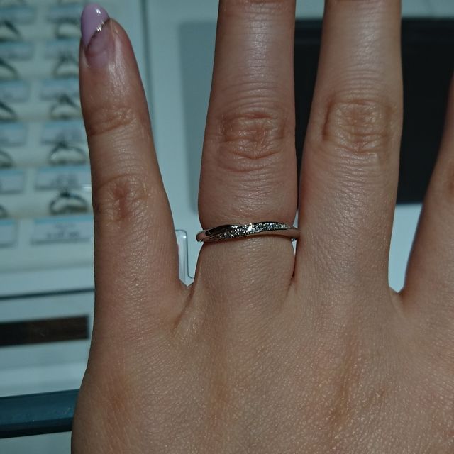 【銀座ダイヤモンドシライシの口コミ】 ダイヤモンドが斜めにグラデーションのように入っていて、指を綺麗に見せ…