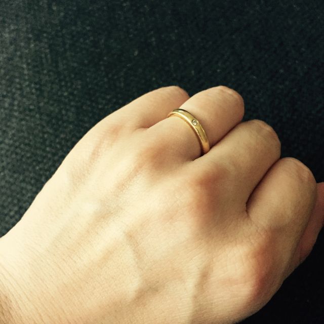 【ティファニー(Tiffany & Co.)の口コミ】 もともとゴールドの指輪をはめたいと思っていて、主人にも同様の指輪をつ…