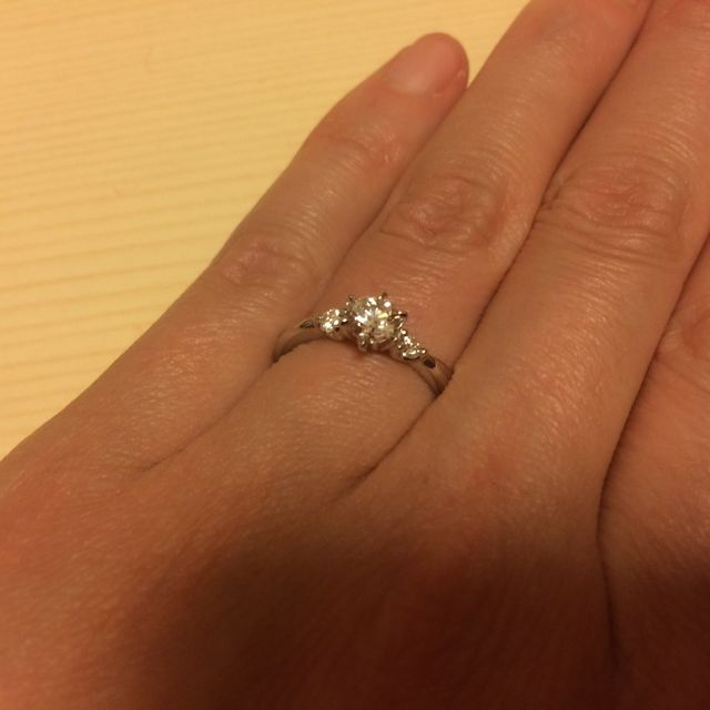 【リューツウの口コミ】 パヴェタイプのリングかメレダイヤがついたタイプにするか迷いましたか、…