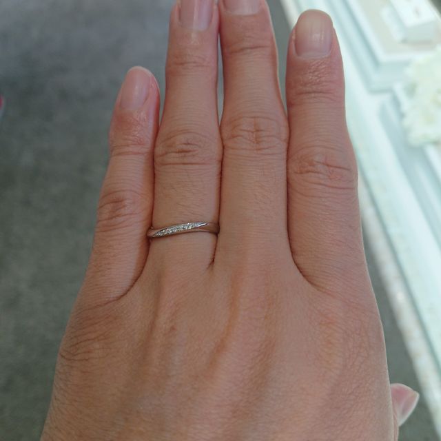 【4℃ BRIDAL(ヨンドシーブライダル)の口コミ】 ナチュラルな雰囲気のウェーブデザインのマリッジリングです。指に馴染む…