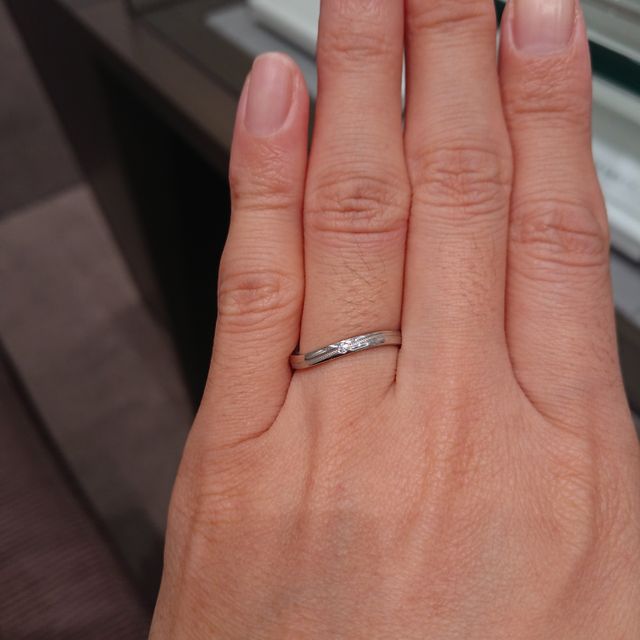 【アイプリモ(I-PRIMO)の口コミ】 なめらかなウェーブラインにダイヤが一石入ったシンプルなデザインのリン…