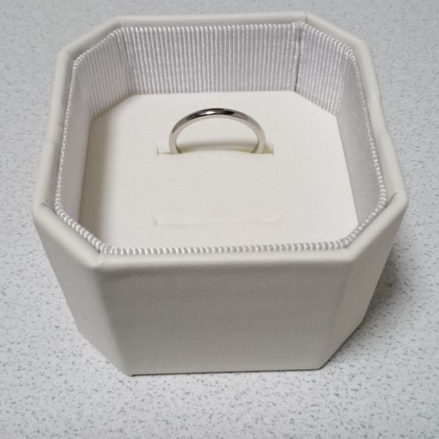 【4℃ BRIDAL(ヨンドシーブライダル)の口コミ】 デザインがシンプルでありながらも、素材の輝きを活かした綺麗なフォルム…