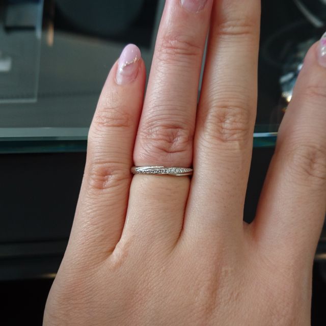 【エクセルコダイヤモンド(EXELCO DIAMOND)の口コミ】 鳥の羽をイメージした指輪で幸せを運ぶという意味があるそうです。この指…