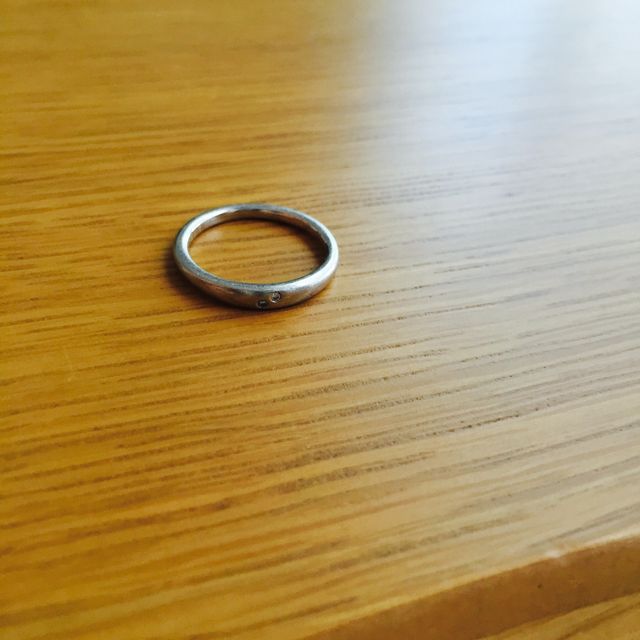 【Galopine & Galopin(ガロピーネガロパン)の口コミ】 飽きのこないシンプルなデザインを探していました。始めは石もないシンプ…