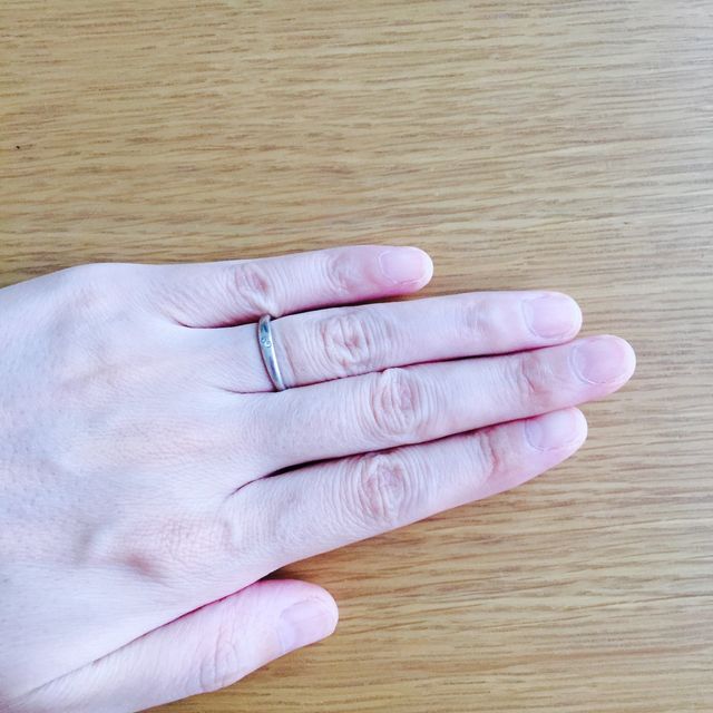 【Galopine & Galopin(ガロピーネガロパン)の口コミ】 飽きのこないシンプルなデザインを探していました。始めは石もないシンプ…