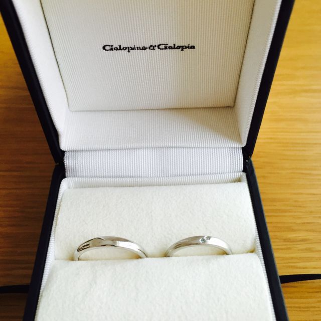 【Galopine & Galopin(ガロピーネガロパン)の口コミ】 飽きのこないシンプルなデザインを探していました。始めは石もないシンプ…