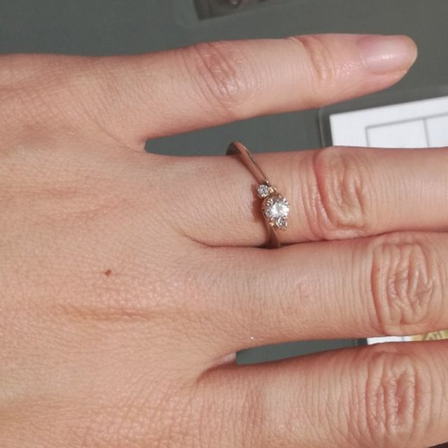 【杢目金屋(もくめがねや)の口コミ】 すっきりとしたデザインのため指が見えて綺麗ですし、ラインの色合いも指…