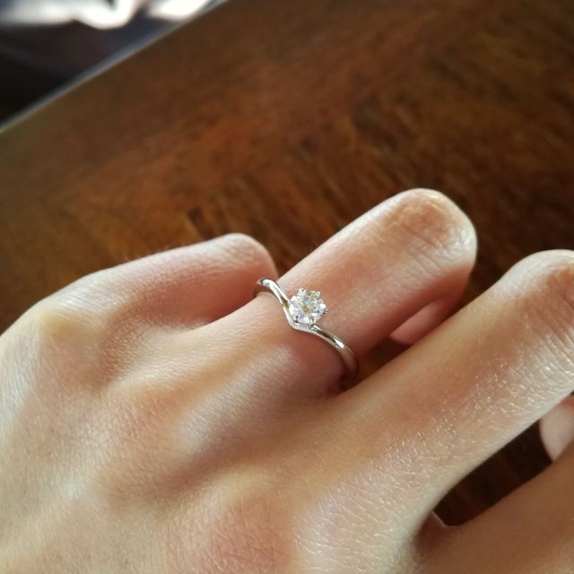 【アイプリモ(I-PRIMO)の口コミ】 リングの形が単純な丸ではなく、真ん中に少しへこみがあることによって、…