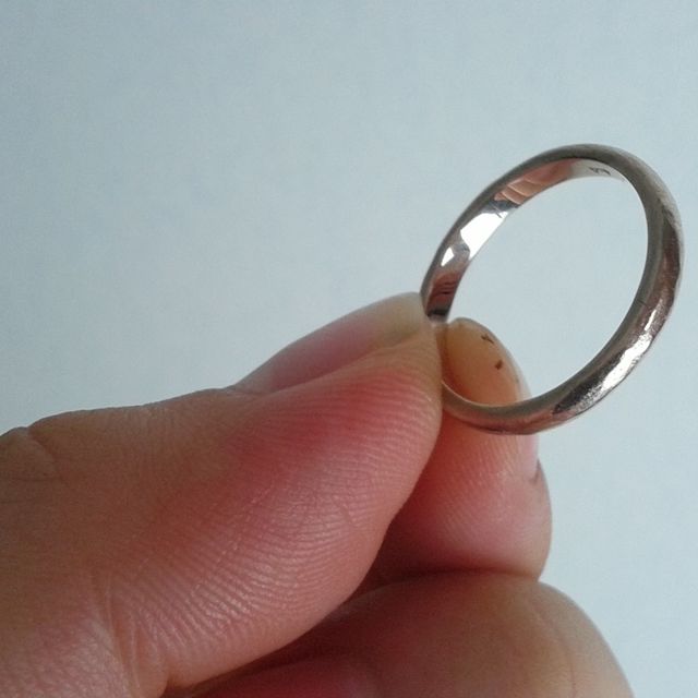 【SIENAROSE(シエナロゼ)の口コミ】 シンプルですが、テクスチャーに特徴があり、日常的につける結婚指輪とし…