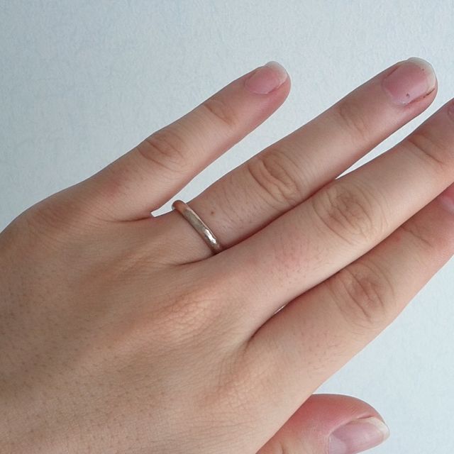 【SIENAROSE(シエナロゼ)の口コミ】 シンプルですが、テクスチャーに特徴があり、日常的につける結婚指輪とし…