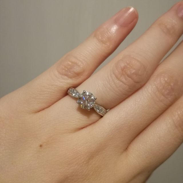 【リューツウの口コミ】 ダイヤモンドが好きなので、アームにもメレが入っているものを選びました…