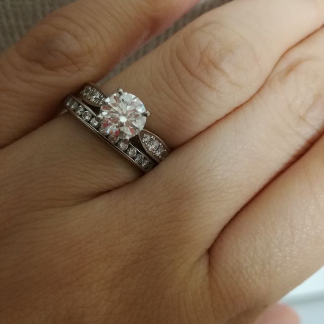 【ティファニー(Tiffany & Co.)の口コミ】 ダイヤモンドが沢山あるリングのほうが、プラチナに小キズがついてもずっ…