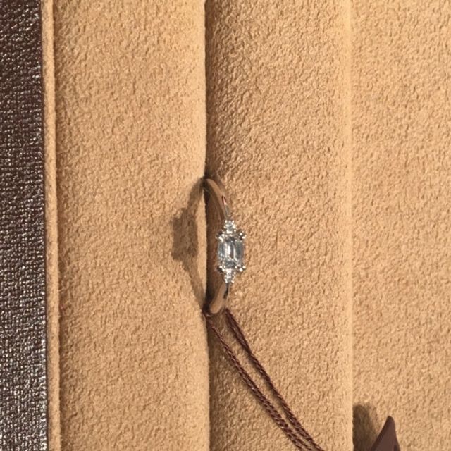 【ORECCHIO(オレッキオ)の口コミ】 比較的シンプルなデザインですが、サイドのメレダイヤの輝きが中央の大き…