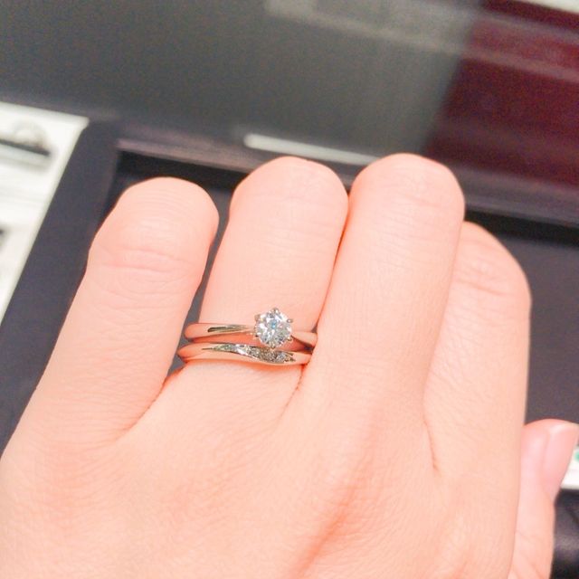 【ラザール ダイヤモンド(LAZARE DIAMOND)の口コミ】 ラザールダイヤモンドさんのレヴァランスという婚約指輪を贈ってもらい、…