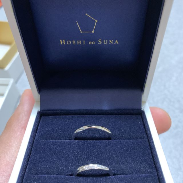【HOSHI no SUNA 星の砂(ほしのすな)の口コミ】 着け心地とデザインです。

女性のはリング自体は直線なんだけど、ダイヤ…