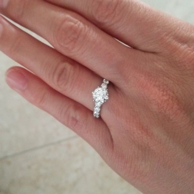 【LEHAIM(レハイム)の口コミ】 一粒ダイヤの周りをメレダイヤでグルっと囲んだような華やかなデザインの…