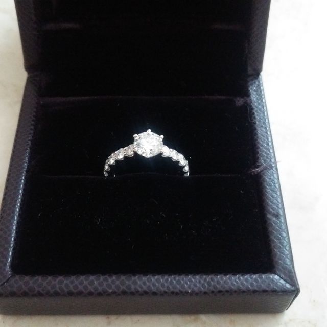 【LEHAIM(レハイム)の口コミ】 一粒ダイヤの周りをメレダイヤでグルっと囲んだような華やかなデザインの…