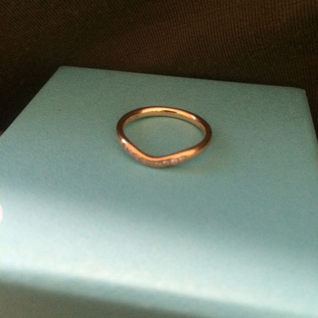 【ティファニー(Tiffany & Co.)の口コミ】 日常生活では身に付ける事が少ない婚約指輪を、なるべく付けやすいように…