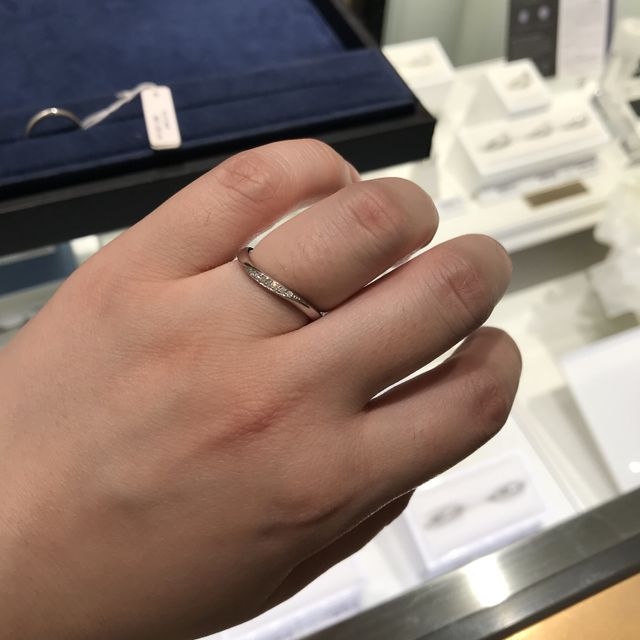 【4℃ BRIDAL(ヨンドシーブライダル)の口コミ】 凄く綺麗に輝いており、とても綺麗でした。結婚指輪の理想の１つの雰囲気…
