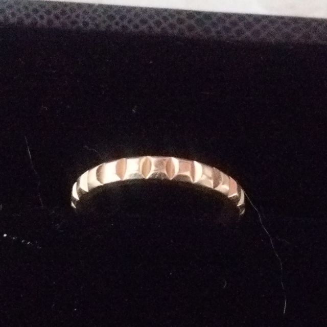 【ブシュロン(BOUCHERON)の口コミ】 手持ちのジュエリーはゴールドの物が多かったので、ゴールド色を探してい…