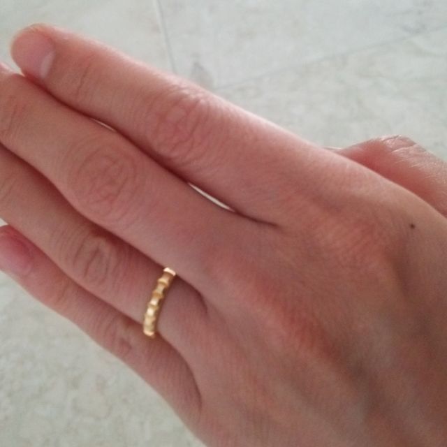 【ブシュロン(BOUCHERON)の口コミ】 手持ちのジュエリーはゴールドの物が多かったので、ゴールド色を探してい…