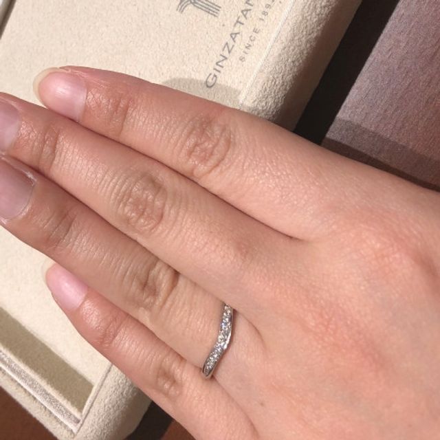 【ギンザタナカブライダル(GINZA TANAKA BRIDAL)の口コミ】 なだらかなV字型のデザインがきれいで気に入りました。メレダイヤがたくさ…