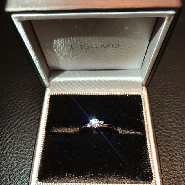 【アイプリモ(I-PRIMO)の口コミ】 シンプルにお洒落なデザインで、
彼女の指にピッタリだと思いました！
親…