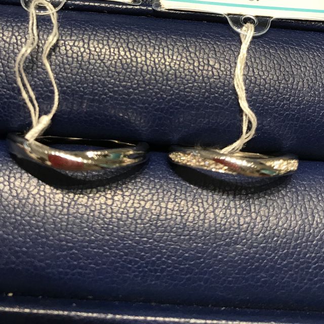 【銀座ダイヤモンドシライシの口コミ】 試着した際にダイヤモンドが、
くすり指の両サイドから輝いていて、
輝き…