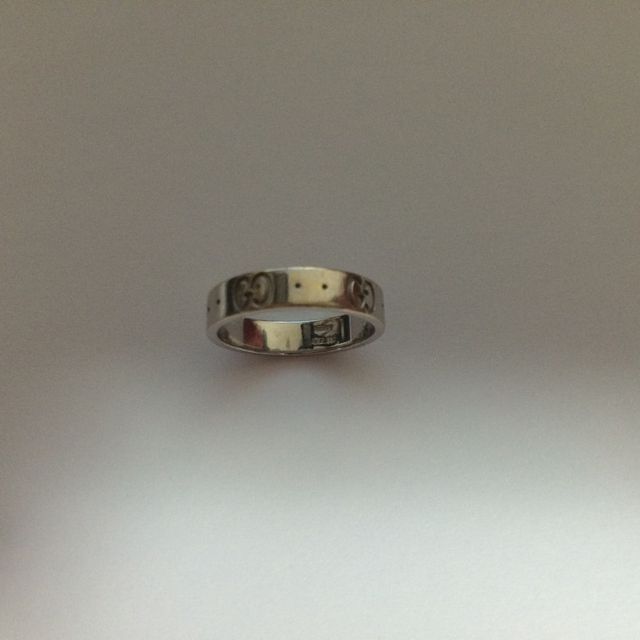 【グッチ(GUCCI)の口コミ】 一見シンプルに見えますが小さなGUCCIのマークがいっぱいあり、かわいいな…