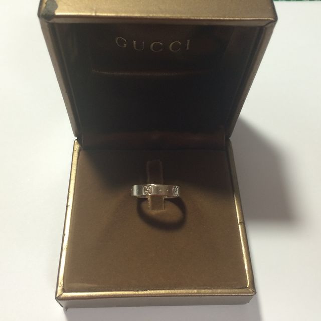 【グッチ(GUCCI)の口コミ】 一見シンプルに見えますが小さなGUCCIのマークがいっぱいあり、かわいいな…