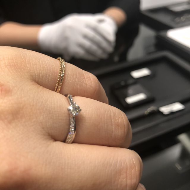 【ラザール ダイヤモンド(LAZARE DIAMOND)の口コミ】 綺麗なウェーブタイプの指輪で、指の付け根にナチュラルにフィットしまし…