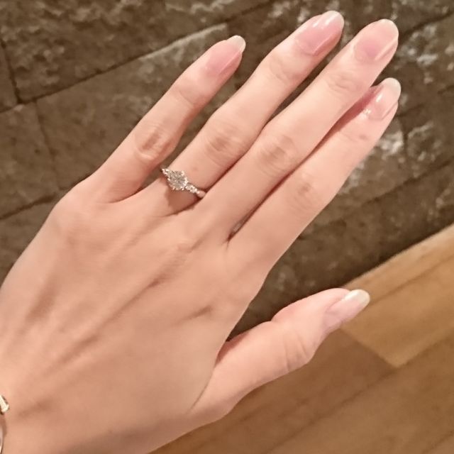 【GALA JEWELRY(ガラジュエリー)の口コミ】 0.7カラットもする大きさの石が、他店に比べてお安く買えたのが一番の理由…