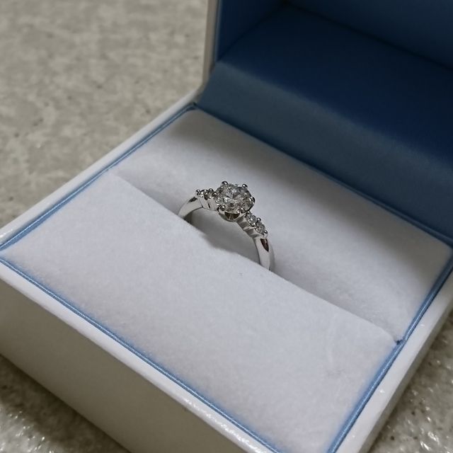 【GALA JEWELRY(ガラジュエリー)の口コミ】 0.7カラットもする大きさの石が、他店に比べてお安く買えたのが一番の理由…