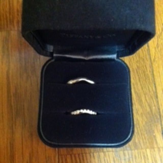 【ティファニー(Tiffany & Co.)の口コミ】 この指輪の決め手のなったのはやはり形です。
はめた人にはわかるのですが…