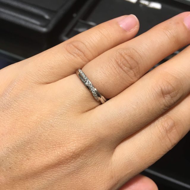 【エクセルコダイヤモンド(EXELCO DIAMOND)の口コミ】 リングの全ていいとこ取りをしたデザインが気に入りました。付け方を変え…