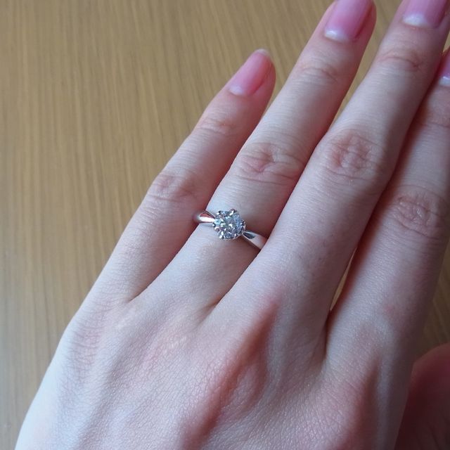 【WATANABE / 卸商社直営　渡辺の口コミ】 バラのつぼみのように、すぼまった形の立て爪と、丸みのあるリングがかわ…