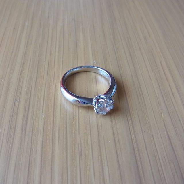 【WATANABE / 卸商社直営　渡辺の口コミ】 バラのつぼみのように、すぼまった形の立て爪と、丸みのあるリングがかわ…