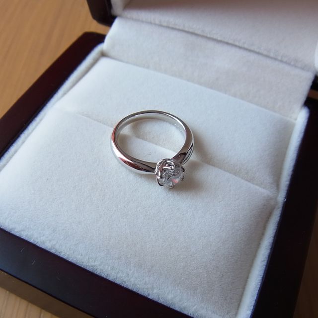 【WATANABE / 卸商社直営　渡辺の口コミ】 バラのつぼみのように、すぼまった形の立て爪と、丸みのあるリングがかわ…