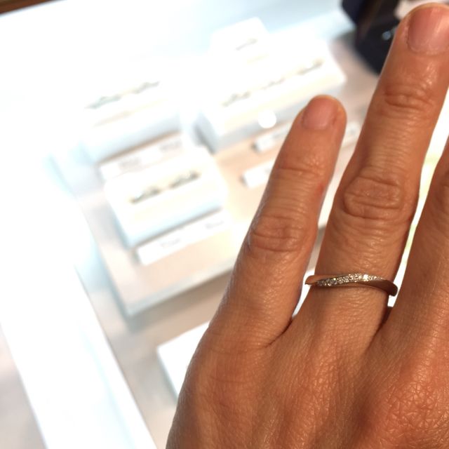 【4℃ BRIDAL(ヨンドシーブライダル)の口コミ】 指輪のおすすめポイントは、ゆるやかなウェーブ感とダイヤモンドが斜めに…